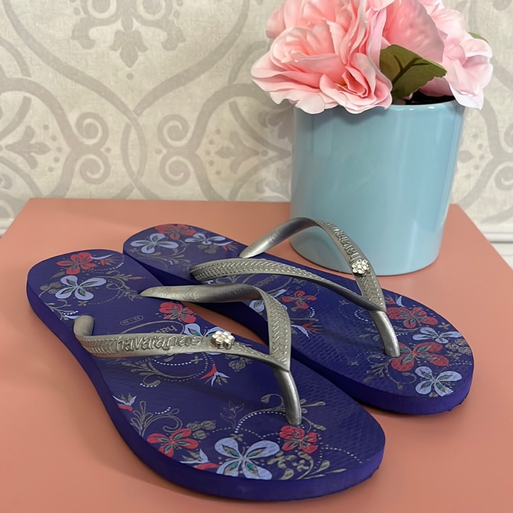 Size 7 Havainanas flip flops with jewel detail